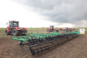 Участники «Дня поля» увидели работу почвообрабатывающей техники, seялок, культиваторов, дронов и опрыскивателей, а также процесс внесения жидких комплексных удобрений.