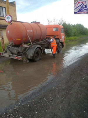 Оперативно организована работа 12 бригад по откачке воды. 