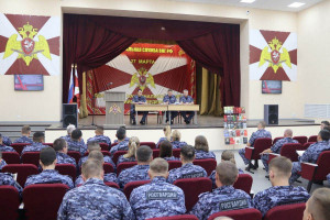 В течение полугода росгвардейцы пройдут специальную программу, направленную на повышение уровня слаженности, профессионализма, и готовности подразделений управления к выполнению служебно-боевых задач.