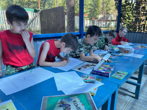 Ребята не только узнали, как работала полевая почта, но и сами попробовали себя в роли связистов, шифровальщиков и почтальонов. 