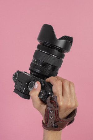 Герои фотовыставки — многодетные семьи Самары, воспитывающие трёх и более детей, состоящие в крепком браке и играющие значимую роль в жизни города. 