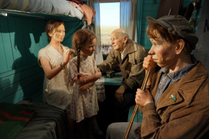 Сперва все посетители погружаются в довоенный июнь 1941 года. Проходя дальше, можно увидеть начало войны и подвиг солдат при обороне Брестской крепости.