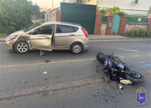 Hyundai Solaris, которым управляла женщина, столкнулся с мотоциклом Kawasaki Ninja