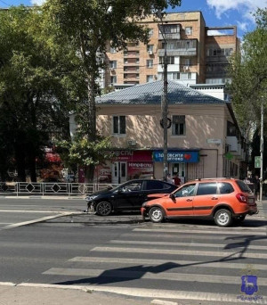 Полицейские работали  на месте ДТП в Октябрьском районе Самары