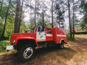 На горе у фестивальной поляны расположился штаб лесной охраны.