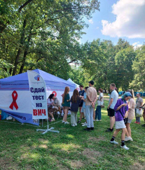 Всем участникам акции представили подробную информацию о способах заражения инфекцией, особенностях течения и симптомах, профилактике заболевания и о том, как избежать заражения.