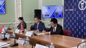 Китайские гости прибыли в столицу губернии для обсуждения приоритетных направлений сотрудничества в торгово-экономической, научно-технической сферах, а также для проведения переговоров с представителями делового сообщества. 