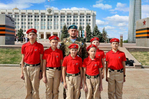 С начала 2025 года Дмитрий курирует юнармейский отряд «Союз» и преподает Основы безопасности и защиты Родины в самарской школе №26. 