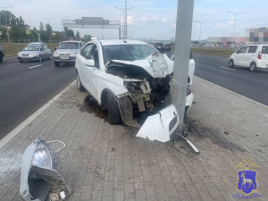 Погиб 66-летний мужчина, который управляя автомобилем Lada Vesta, наехал на бордюрный камень и врезался в световую опору.