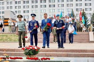 Во время торжественного мероприятия на площади Славы десантники вспомнили своих боевых товарищей, почтили их память минутой молчания и возложили цветы к горельефу Скорбящей Родины-Матери.