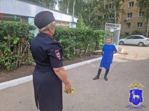 Для энергичной зарядки сотрудники полиции подобрали комплекс упражнений, которые пришлись по нраву как взрослым, так и детям.