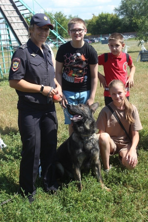Ребятам рассказали об условиях содержания служебных собак, их рационе, методах дрессировки и достижениях при несении службы.