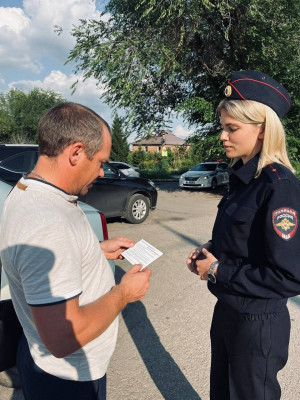 По окончании мероприятия госавтоинспекторы раздали участникам дорожного движения профилактические памятки и призвали быть осторожными и внимательными при осуществлении маневров на дорогах и вблизи них.