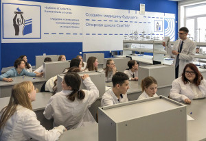 Проект позволяет школьникам ближе познакомиться с профессией врача, узнать об обучении в СамГМУ, попробовать себя в разных медицинских специальностях и освоить базовые навыки.