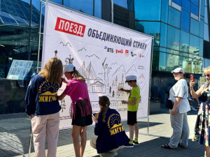 Бойцы студенческих отрядов региона организовали для гостей интерактивные площадки на площади Куйбышева и железнодорожном вокзале.   