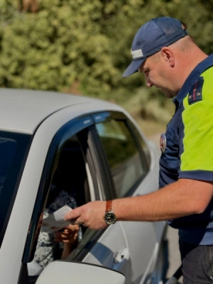 В ходе мероприятия полицейские акцентировали внимание автомобилистов на необходимости быть бдительными на дороге, не отвлекаться от управления транспортным средством и проявлять особое уважение к пешеходам.