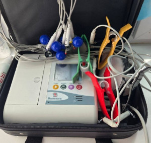 Двенадцатиканальные аппараты установлены в кабинете врача-кардиолога и специализированных отделениях приёмного покоя.