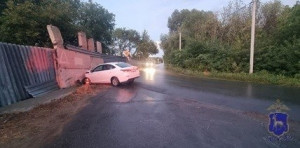 В Волжском районе автомобиль врезался в бетонный забор