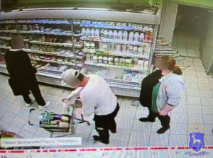 Задержанный признал свою вину и пояснил полицейским, что украденное продал случайным прохожим.