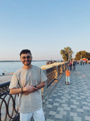 Тамирлан поет с 10 лет, учился в Детской школе искусств №1 у Калмыковой Марины Владимировны. Именно она открыла исполнителю мир музыки и пения.