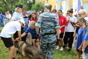 В рамках встречи ребятам рассказали о важности занятий спортом и познакомили с профессией сотрудника органов внутренних дел.