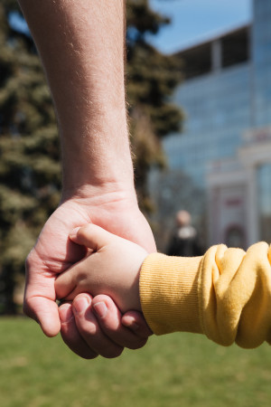 Неравнодушный гражданин не остался в стороне и сразу же отвел мальчика в полицию.