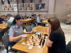 На протяжении нескольких часов зрители наблюдали за напряжённой борьбой, где главным оружием была не физическая сила, а стратегия, выдержка и аналитическое мышление.