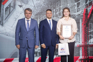 Министр строительства Александр Фомин вручил Благодарственные письма представителям отрасли – в знак признательности за высокий профессионализм и многолетний труд. 