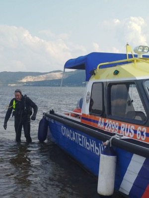 Водолаз обнаружил утонувшего на глубине 10 метров и доставил до береговой линии.