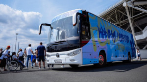 Обращаясь к юным футболистам, глава региона отметил, что новый автобус позволит не только с комфортом добираться до турниров, но и двигаться вперед к новым победам.