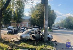 Пострадавшие: водитель и пассажиры - 19-летний и 17-летний молодые люди госпитализированы.