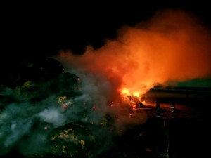 В Безенчукском районе загорелось 200 тонн тюков сена