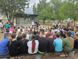 В начале встречи сотрудники полиции совместно с ребятами, отдыхающими в детском оздоровительном лагере «Гранит», сделали утреннюю зарядку.