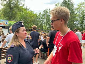 Так, в Новокуйбышевске, Красноярском и Волжском районах полицейские рассказали ребятам о правилах поведения в общественных местах, о последствиях совершения противоправных действий, в том числе за распространение информации экстремистской направленности,