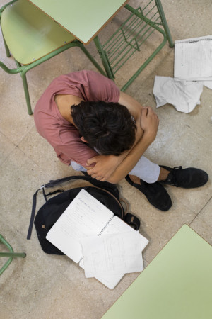 Если обидчику еще нет 16 лет, ответственность будут нести его родители или опекуны.