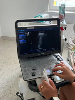 Врачи проводят исследования беременных женщин на новом диагностическом оборудование - УЗИ, аппарате кардиотокографии и центральной станции слежения за сердцебиением плода.