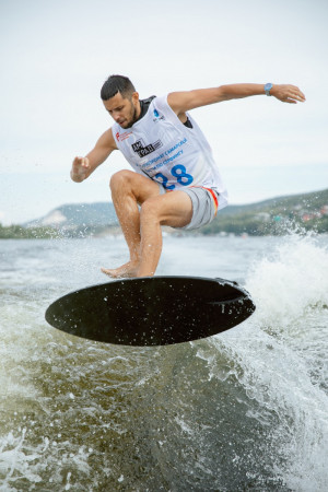 В дисциплинах «вейксерфинг» и «вейкским».