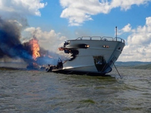 Шестерых человек, находящихся на борту судна, удалось спасти.