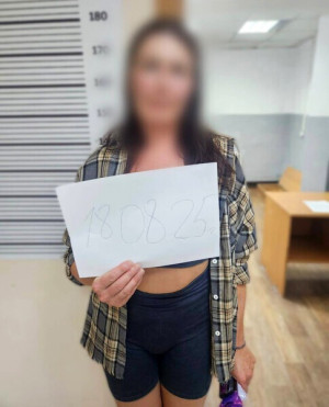 Она решила поплавать на сапборде, но не надела спасательный жилет и оставила телефон на берегу.