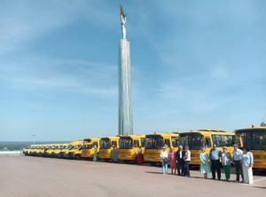 На площади Славы состоялась торжественная церемония вручения школьных автобусов.