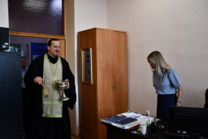 После богослужения священник совершил обряд окропления святой водой рабочих помещений Управления - акт духовной чистоты и защиты, традиционно совершаемый в православной практике для укрепления мира и порядка в местах служения.