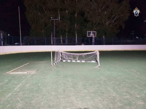 Подростки пришли на территорию школы, расположенной в селе Старый Аманак, где на спортивной площадке играли в футбол.