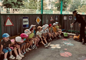 Так, в Новокуйбышевске госавтоинспекторы побеседовали с дошкольниками о важности соблюдения Правил дорожного движения.