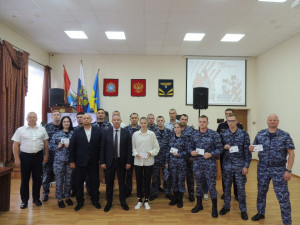 До этого все они успешно выполнили нормативы комплекса ГТО, продемонстрировав при этом отличную физическую подготовку – пятерым сотрудникам вручили золотые знаки отличия.