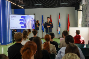 По итогам совместной встречи более 200 студентов и школьников выразили готовность трудиться на предприятии в составе студотрядов, 50 из них уже заполнили членские карточки.