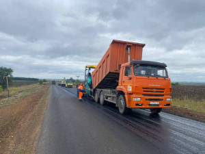 Трасса пролегает между селами Новокуровка и Марьевка, ведет к административным центрам районов и является маршрутом движения школьного автобуса. 