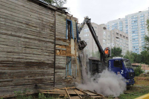 На этой неделе стартовал снос расселенного в 2024 году дома №24 на ул. Артемовской. 