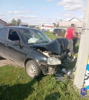 Пострадавшего водителя осмотрели прибывшие на место ДТП медики.