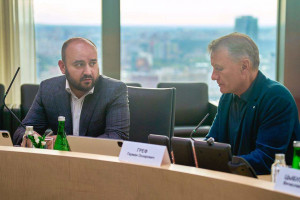 На встрече обсуждалась возможность наращивания сотрудничества по высокотехнологичным проектам, включая разработку специализированного программного обеспечения, внедрение совместных решений в сфере мониторинга территорий.