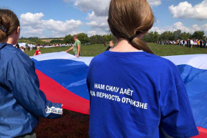 700 метров российского триколора объединили более 400  участников внедорожного фестиваля "На пределе",  который прошёл в Кошкинском районе.